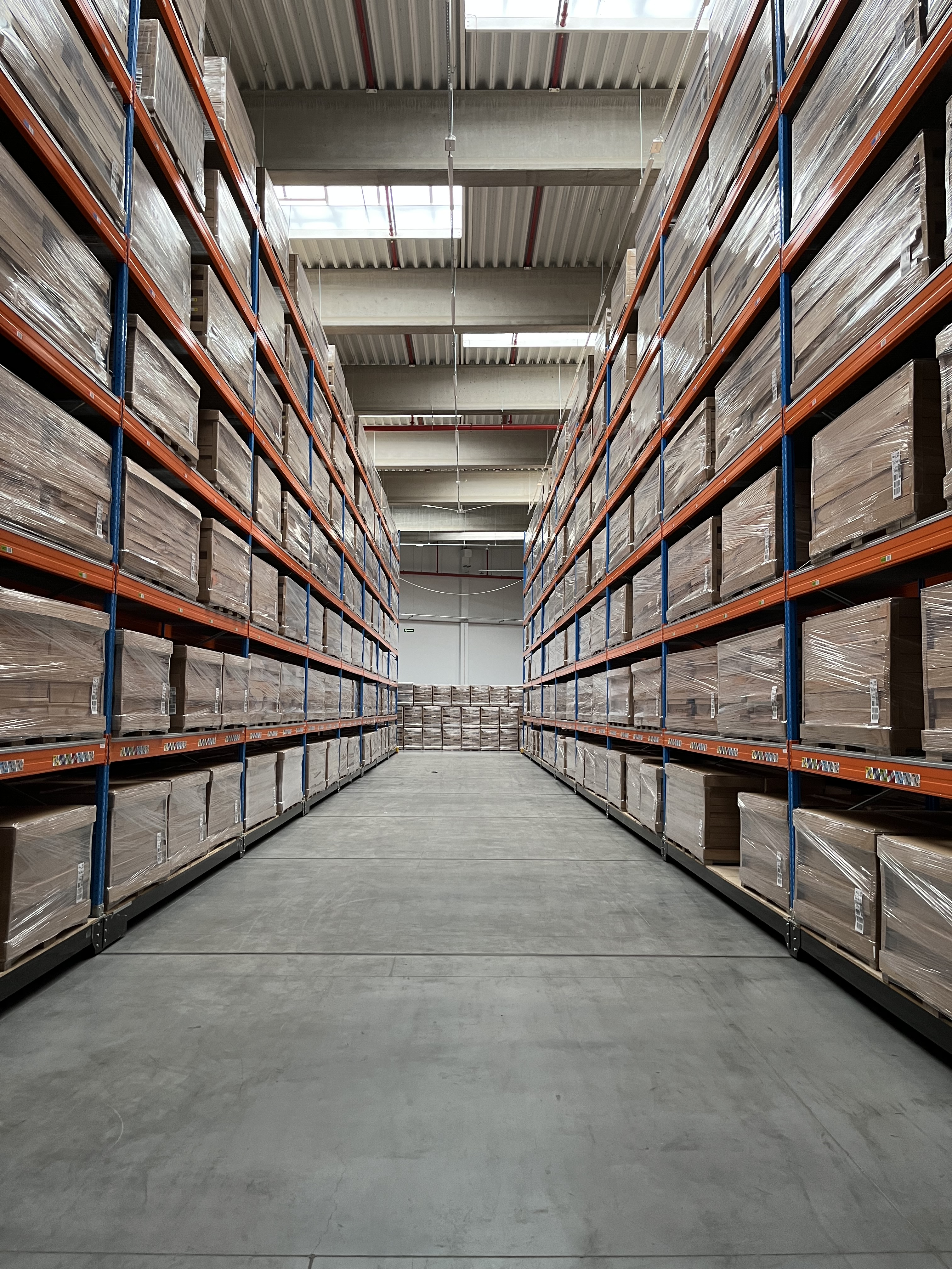 Regały wysokiego składu w magazynie